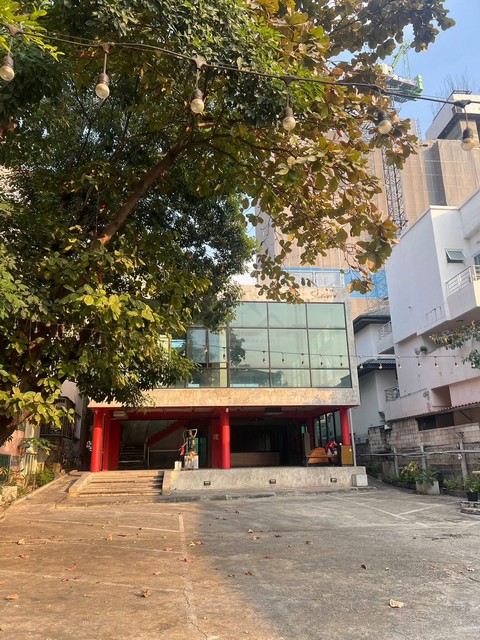 ให้เช่าอาคาร 2.5 ชั้น มีดาดฟ้า 900 ตรม. ย่านห้วยขวาง สุทธิสาร ดินแดง จอดรถ 20 คัน+ ใกล้ตลาดห้วยขวาง เหมาะทำออฟฟิศและร้านอาหาร***  ราคาเช่า 250,000 บาท/เดือน  ติดต่อ:: ชยา โทร/ID Line:: 0942823961   Link Line:: https://line.me/ti/p/3xFA1An8Kcรหัส # AM010ตึก Stand Alone 2.5 ชั้น ย่านห้วยขวาง สุทธิสาร ดินแดงเนื้อที่ 250 ตารางวา พื้นที่ใช้สอย 900 ตารางเมตรแยกห้องน้ำ ชาย-หญิง จอดรถประมาณ 20 คัน+มีดาดฟ้า เหมาะทำรูฟท็อปเหมาะทำสำนักงานออฟฟิศ ร้