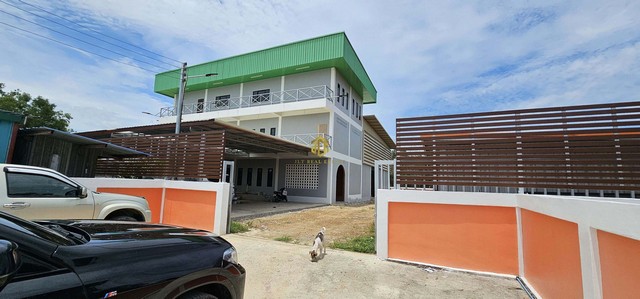 ขายโกดังสร้างใหม่พร้อมผู้เช่าเนื้อที่ 1 ไร่ คลองสาม คลองหลวง ปทุมธานีรหัสทรัพย์ : FS204(กรุณาใช้รหัสนี้ในการสอบถาม FS204)โกดังขนาด 16x18 เมตรออฟฟิศ 3 ชั้นขนาด 9.5x18 เมตรเทพื้นเต็มพื้นที่ไฟฟ้า 3 เฟสรถ 6-10 ล้อเข้าออกได้พิกัด : ต.คลองสาม อ.คลองหลวง จ.ปทุมธานีราคาขาย 15,000,000 บาทรับค่าเช่า 60,000 บาท/เดือนTel : 062-6284052 (Khun Jay)Line ID : 0626284052Facebook Fanpage : JLT Real Estate ซื้อ/ขาย/เช่า โรงงาน บ้าน ที่ดิน อสังหาริมทรัพย์ทุกชนิ�