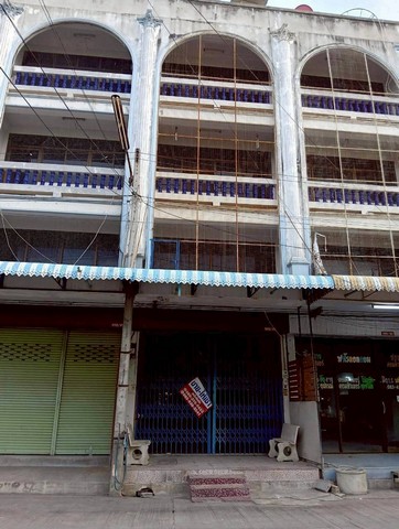 M650533โอกาสดีสำหรับผู้ที่มองหาบ้านเช่าทำเลเด่น เหมาะทั้งอยู่อาศัยและค้าขาย!บ้านตั้งอยู่ ตรงข้ามตลาดเมืองทอง 1 อำเภอดอนเจดีย์ จังหวัดสุพรรณบุรี ทำเลคนพลุกพล่าน ใกล้แหล่งชุมชน เดินทางสะดวก✨ รายละเอียดทรัพย์อาคาร/บ้าน 1 คูหา (หน้ากว้างดี ทำเลค้าขายได้)2 ห้องนอน3 ห้องน้ำเหมาะสำหรับอยู่อาศัย เปิดร้านค้า ร้านเสริมสวย ร้านอาหาร หรือทำออฟฟิศเล็ก ๆ???? ค่าเช่าเพียง 6,