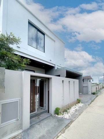 บ้านพลูวิลล่าสุดหรู ให้เช่า 120,000 บาท/เดือน ขาย 17.9 ล้าน 100 ตรว. #สันกลาง #สันกำแพง บ้านเดี่ยว 2 ชั้น #สไตล์โมเดิร์น พร้อมสระว่ายน้ำส่วนตัว มี 2 หลัง บนทำเลศักยภาพ ใกล้ชุมชน และถนนวงแหวนรอบ2 เดินทางสะดวก เพียง 15 นาที ถึงเซ็นทรัลเชียงใหม่รายละเอียดบ้าน ต่อหลังขนาดที่ดิน 100 ตารางวาพื้นที่ใช้สอย ประมาณ 440 ตารางเมตรห้องนอน 4 ห้องห้องน้ำ 6 ห้องห้องแม่บ้าน 1 ห้องโซนนั่งเล่น และ�