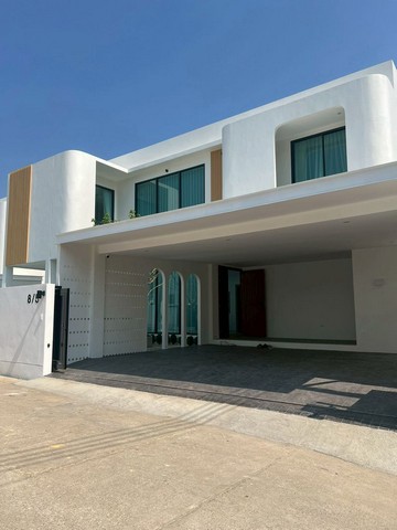 ให้เช่า 85,000 บาท/เดือน บ้านพูลวิลล่าหรู 2 ชั้น #สันผักหวาน #หางดง บ้านหรูใกล้เมือง เฟอร์นิเจอร์ครบ พร้อมเข้าอยู่! ทุกหลังติดตั้ง โซลาร์เซลล์ ช่วยประหยัดค่าไฟ รายละเอียด: พื้นที่ใช้สอย 285 ตร.ม. ที่ดิน 67–81 ตร.วา 4 ห้องนอน | 5 ห้องน้ำ สระว่ายน้ำส่วนตัว ให้เช่า: 85,000 บาท/เดือน (สัญญา 1 ปี) ทำเลศักยภาพ – หางดง ใกล้ตัวเมืองเชียงใหม่ 3 นาที → โรงเรียนเมอริทตัน & ซันไชน์10 นาที → โรงเรี�