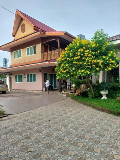 ขายที่ดินพร้อมบ้าน 3 หลัง 359 ตรว. ย่านสุขุมวิท71 ปรีดี 14 ทำเลศักยภาพ ใกล้ทองหล่อ เอกมัยติดต่อ:: ชยา โทร/ID Line:: 0942823961Link Line:: https://line.me/ti/p/3xFA1An8Kcรหัส# T26-376• ที่ดินพร้อมบ้านย่านสุขุมวิท 71 ปรีดี 14• ขนาด 359 ตารางวา• พร้อมบ้าน 3 หลัง• ทำเลศักยภาพ ความต้องการเช่า/ซื้อสูงมาก• ใกล้ทองหล่อ / เอกมัย / พัฒนาการ / อ่อนนุชสถานที่ใกล้เคียง::• ทำเลดี เดินทางสะดวก ใกล้ BTS พระโขนง / เอกมัย / ทองหล่อ• เหมาะสำหรั�