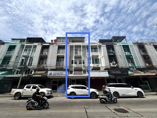 ให้เช่าตึกแถว 3.5 ชั้นไม่รวมดาดฟ้า 19 ตร.ว. ใกล้สี่แยกเหม่งจ๋าย รีโนทเวทใหม่ พร้อมอยู่ ใกล้แมคโคร เหม่งจ๋าย 500 ม.ติดต่อ:: ชยา โทร/ID Line:: 0942823961Link Line:: https://line.me/ti/p/3xFA1An8Kcรหัส # T26-396ตึกแถว 3.5 ชั้นไม่รวมดาดฟ้า ใกล้สี่แยกเหม่งจ๋าย รีโนทเวทใหม่ พร้อมอยู่- พื้นที่ 19 ตร.ว.- 2 ห้องน้ำ- ริมถนน เดินทางสะดวก เหมาะกับเช่าเปิดร้าน ทำธุรกิจ หรืออยู่อาศัย- เพิ่งรีโนเวทเสร็จ พร้อมเข้าอยู่- ดาดฟ้า ต่อเติม�