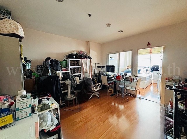 รหัสทรัพย์ : N0916คอนโด ไลฟ์ @ บีทีเอส ท่าพระ เฟอร์ Built-in สภาพดี ราคาถูกที่ตั้ง :&nbsp;ถนนรัชดาภิเษก แขวงตลาดพลู&nbsp;เขตธนบุรี กรุงเทพมหานคร 10600รายละเอียดทรัพย์&nbsp;- คอนโด High Rise 17 ชั้น ห้องอยู่ชั้นที่ 17 พื้นที่ใช้สอย 42 ตารางเมตร- 1 ห้องนอน, 1 ห้องน้ำ, 1 ห้องนั่งเล่น, 1 ห้องครัวพร้อมเคาน์เตอร์&nbsp;-&nbsp;เฟอร์นิเจอร์&nbsp;Built-in แล้วสิ่งอำนวยความสะดวก- ระบบรักษาความปลอดภัย รปภ. 24 ชม., กล้อง CCTV และระบบ Keyca