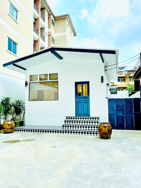 บ้านชั้นเดียวให้เช่า 1 นอน 1 น้ำ 38,999 B-M.ใกล้ BTSสุรศักดิ์ 800 ม. 80 ตร.วา. 240 ตร.ม.เหมาะอยู่อาศัย ใกล้แหล่งงาน รพ.เซนต์หลุยส์ 900 ม. ทำเลดีใกล้ย่านธุรกิจสาทร สีลม และแหล่งไลฟ์สไตล์ เดินทางสะดวก ใกล้ถนนเจริญราษฎร์ และสิ่งอำนวยความสะดวกครบครัน ในย่านใจกลางเมืองnear BTS Surasak 800m. Single story house for rent 1 bed 1 bath 80sq.wa. 240sq.m. 38,999B-M Suitable for living close to workplaces St Louis Hospital 900 m. Excellent location near Sathorn and Silom business districts and lifestyle amenities Convenient transportation near Charoen Rat Road and all facilities in the heart 