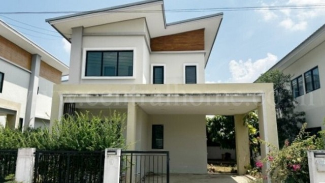 รหัสทรัพย์ : N0799บ้านเดี่ยว&nbsp;2 ชั้น&nbsp;หมู่บ้าน วิสต้า วิลล์ G คลอง8&nbsp;สไตล์โมเดิร์น ราคาถูกสุดในโครงการที่ตั้ง : ถนนปท.3006 ตำบลลำลูกกา อำเภอลำลูกกา จังหวัดปทุมธานี 12150รายละเอียดทรัพย์&nbsp;- บ้านเดี่ยว 2 ชั้น เนื้อที่ 50 ตารางวา พื้นที่ใช้สอย 180 ตารางเมตร&nbsp;- 3 ห้องนอน, 3 ห้องน้ำ, 1&nbsp;ห้องครัว, 1&nbsp;ห้องรับแขก,&nbsp;2 ที่จอดรถ- แอร์ 2&nbsp;เครื่อง, ปั๊มน้ำ+แท้งค์น้ำ 1 ชุด-&nbsp;ชั้นล่างพื้นกระเบื้อง 
