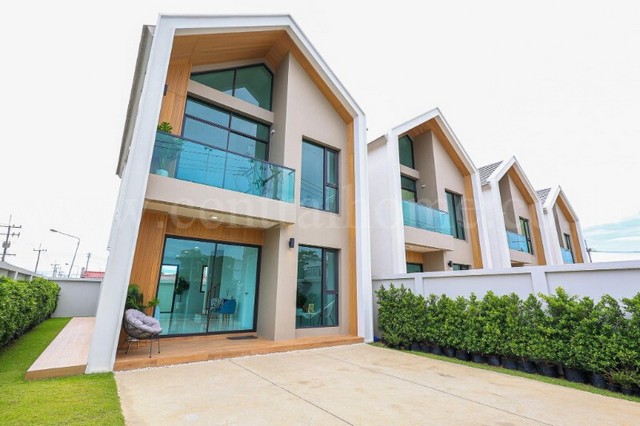 รหัสทรัพย์&nbsp;: 7003บ้านแฝด วีล่า โฮม แอท สามพราน สไตล์นอร์ดิก บ้านสวย ราคาถูกที่ตั้ง :&nbsp;ตำบลท่าตลาด&nbsp;อำเภอสามพราน จังหวัดนครปฐม 73110รายละเอียดทรัพย์- บ้าน&nbsp;2 ชั้น เนื้อที่ 43 ตารางวา พื้นที่ใช้สอย 180&nbsp;ตารางเมตร- 4&nbsp;ห้องนอน, 3&nbsp;ห้องน้ำ, 1 ห้องรับแขก, 2 ที่จอดรถ- หมู่บ้านเงียบสงบร่มรื่น น่าอยู่ การเดินทางสะดวกใกล้ถนนใหญ่-&nbsp;ก่อด้วยอิฐมอญแดงแข็งแรง- เดินสายร้อยท่อกำจัดปลว�