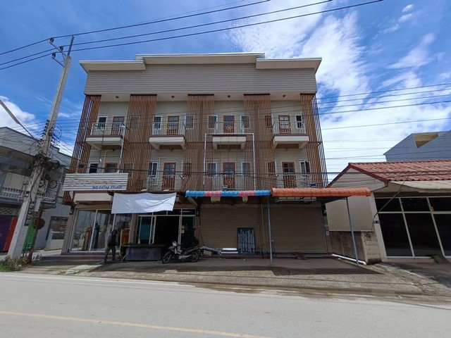   ขาย บ้านเดี่ยว/ทาวน์เฮ้าส์/คอนโด โครงการ อาคารพาณิชย์ 3 ชั้น ถนน สวนดอก ตำบล เวียง อำเภอ ฝาง จังหวัด เชียงใหม่  ราคาโปรโมชั่น   3,242,000   บาท    ลดจาก   3,630,000.   บาท ราคาโปรโมชั่นตั้งแต่วันที่  2 มีนาคม - 31 พฤษภาคม 2569  รายละเอียดทรัพย์ -  เนื้อที่ 17.80 ตร.ว. พื้นที่ใช้สอย 173.00 ตร.ม. -  บ้านหันไปทางทิศ ใต้  พิกัดทรัพย์ : https://maps.app.goo.gl/qxk7wgHSXwKVgEHHA  สถานที่ใกล้เคียง   -  ตลาดฝางกัลยา 1.00 กม. -  โรงพยาบาลฝาง 2.10 กม. -  แ