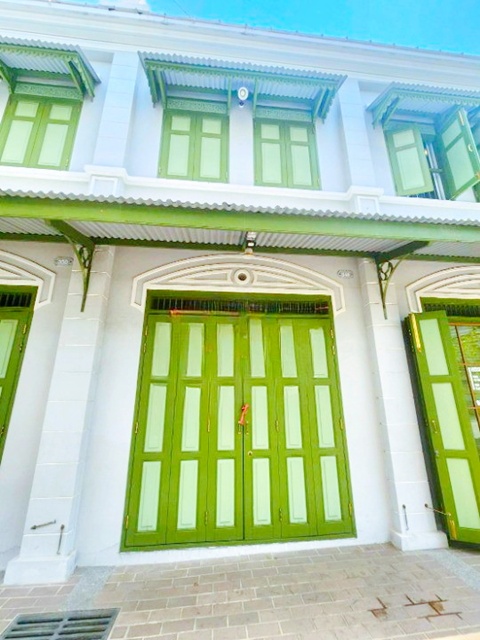 ใกล้MRT วัดมังกร 600 ม.ริมถนนเยาวราช อาคารพาณิชย์ 2.5 ชั้น รีโนเวทใหม่ สวยงาม 1 นอน 2 น้ำ  20 ตร.วา. 160 ตร.ม. 54,998 B-M. ทำเลค้าขายชั้นนำ ใจกลางเยาวราช เหมาะสำหรับธุรกิจค้าส่ง ร้านอาหาร คาเฟ่ หรือโฮสเทล รายล้อมด้วยแหล่งการค้า แหล่งท่องเที่ยวเชิงวัฒนธรรม ใกล้ตลาดสำเพ็ง 300 ม. และชุมชนขนาดใหญ่ เดินทางสะดวกตลอดวัน  เชื่อมต่อหลายเส้นทางnear MRT Wat Mangkon 600 m. on Yaowarat Road Newly renovated beautiful 1 bed 2 bath commercial building 2.5 story building 20 sq.w