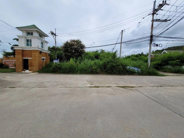    ขายที่ดินเปล่า หัวหิน ประจวบคีรีขันธ์ ถนน สายหัวหิน-บ้านหนองเหียง ราคาโปรโมชั่น ลดพิศษ   ถนน สายหัวหิน-บ้านหนองเหียง ตำบล หินเหล็กไฟ อำเภอ หัวหิน จังหวัด ประจวบคีรีขันธ์  ราคาโปรโมชั่น  6,025,000  บาท    ลดจาก   8,224,000  บาท ราคาโปรโมชั่นตั้งแต่วันที่  2 มีนาคม - 31 พฤษภาคม 2569  รายละเอียดทรัพย์ -  เนื้อที่ 1028.00 ตร.ว.  พิกัดทรัพย์ : https://maps.app.goo.gl/5yMtJkqet967LXru5  สถานที่ใกล้เคียง   -  บิ๊กซี มาร์เก็ต หัว�