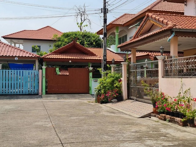   ขาย บ้านเดี่ยว/ทาวน์เฮ้าส์/คอนโด โครงการ บ้านแฝด อรุณทอง 2 หนองแขมถนน เลียบคลองภาษีเจริญฝั่งเหนือ แขวง หนองแขม เขต หนองแขม จังหวัด กรุงเทพมหานคร  ราคาโปรโมชั่น   3,311,000.   บาท    ลดจาก   4,401,000   บาท ราคาโปรโมชั่นตั้งแต่วันที่  2 มีนาคม - 31 พฤษภาคม 2569  รายละเอียดทรัพย์ -  เนื้อที่ 110.00 ตร.ว. พื้นที่ใช้สอย 375.90 ตร.ม. -  4 ห้องนอน  2 ห้องน้ำ  -  บ้านหันไปทางทิศ ใต้  พิกัดทรัพย์ : https://maps.app.goo.gl/jgcFhYTSHoC6NQQz6  สถ�