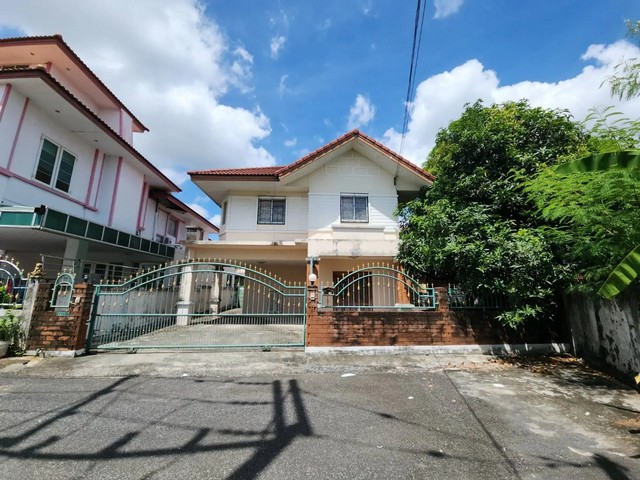   ขาย บ้านเดี่ยว/ทาวน์เฮ้าส์/คอนโด โครงการ แกรนด์ชล เลค แอนด์ การ์เด้นซอย บ้านสวนเศรษฐกิจ 32 ถนน เศรษฐกิจ(ทล.344) ตำบล หนองรี อำเภอ เมืองชลบุรี จังหวัด ชลบุรี  ราคาโปรโมชั่น  3,321,000    บาท    ลดจาก   3,960,000   บาท ราคาโปรโมชั่นตั้งแต่วันที่  2 มีนาคม - 31 พฤษภาคม 2569  รายละเอียดทรัพย์ -  เนื้อที่ 76.60 ตร.ว.  พื้นที่ใช้สอย 154.00 ตร.ม. -  บ้านหันไปทางทิศ ตะวันออกเฉียงเหนือ  พิกัดทรัพย์ : https://maps.app.goo.gl/tmscW1V3MH9g6tQh7  