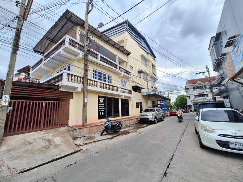 ##ขายตึกแถว หลังมุม 55 ตรว. ทำเลธุรกิจและการลงทุน ม.ประชาชื่น ปากเกร็ด, นนทบุรีโซน : ถนนสามัคคี อ.ปากเกร็ด จ.นนทบุรีที่ตั้ง :  5/2268 หมู่บ้านประชาชื่น ต.บางตลาด อ.ปากเกร็ด จ.นนทบุรี  11120ลักษณะโดยทั่วไป- ตึกแถวติดถนน รีโนเวทใหม่ทั้งหลัง, 3.5 ชั้น พร้อมต่อเติมชั้นดาดฟ้า- เนื้อที่  55 ตรว. แปลงสวย, หลังมุม มีแปลงเดียวเท่านั้น!!! - หน้ากว้าง 12 เมตร ลึก 22 เมตร มีห้องน้ำทุกชั้น- การเดินทา