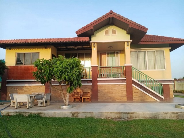 ขายบ้านเดี่ยว ยกพื้นสูง บ้านหลังใหญ่บรรยากาศดี ทุ่งกลม-ตาลหมัน????รายละเอียดทรัพย์เนื้อที่ขนาด 2 งาน 55 ตร.ว.พื้นที่ใช้สอย 200 ตร.ม.3 ห้องนอน 2 ห้องน้ำห้องกว้างขวางห้องแม่บ้าน 1 ห้องจอดรถหลังบ้าน จอดได้ 2 คันชั้นล่างพื้นเบื้องไม่มีค่าใช้จ่ายส่วนกลางน้ำไฟตามมอเตอร์มีแอร์ 2 ตัว????จุดเด่น/สถานที่ใกล้เคียงใกล้ร้านอิ่มสุข 1 นาทีร้านครัวเรือนไม้ 3 นาทีอ่างจากนอก 8 นาทีหา�