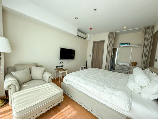 TEL : 092-288 9359 คุณดนิตาLine : https://line.me/ti/p/yxo92dHWP1รายละเอียด : ขนาด 55 ตารางเมตร ชั้น 15 Sea view + City view1 ห้องนอน 1 ห้องน้ำ1 ห้องโถง 1 ครัวค่าส่วนกลาง 27,000 บาท/ปีราคาขาย 5,800,000 บาทค่าธรรมเนียมโอน คนละครึ่งตกแต่งโทนห้องอบอุ่น สบายตาเฟอร์นิเจอร์ บิ้วท์อิน และ เครื่องใช้ไฟฟ้าครบ พร้อมอ่างอาบน้ำสิ่งอำนวยความสะดวกโครงการ : - ลิฟท์ - ที่จอดรถ - การรักษาความปลอดภัย 24 ชั่วโมง - กล้องวงจรปิด - สระว่ายน้ำ- ห้องเซ