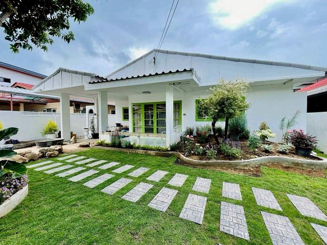 บ้านเดี่ยวให้เช่า 22,000 บาท/เดือน #โซนหนองหอย บ้านชั้นเดียว #รีโนเวทใหม่ทั้งหลัง ใกล้เมืองสุดๆ #รับสัตว์เลี้ยงฟังก์ชันบ้านครบ พร้อมอยู่3 ห้องนอน 2 ห้องน้ำห้องรับแขกห้องครัวห้องทำงานห้องนอนมี อ่างอาบน้ำในตัวเตียง + ที่นอน 3 ชุดแอร์ใหม่ 4 เครื่อง (ทุกห้อง)ทีวี 1 เครื่องตู้เย็นไมโครเวฟ + เตาแก๊สเครื่องซักผ้าโซฟา + โต๊ะทานข้าวเฟอร์นิเจอร์ Built-in + ตู้โชว์บรรยากาศน่าอยู่�