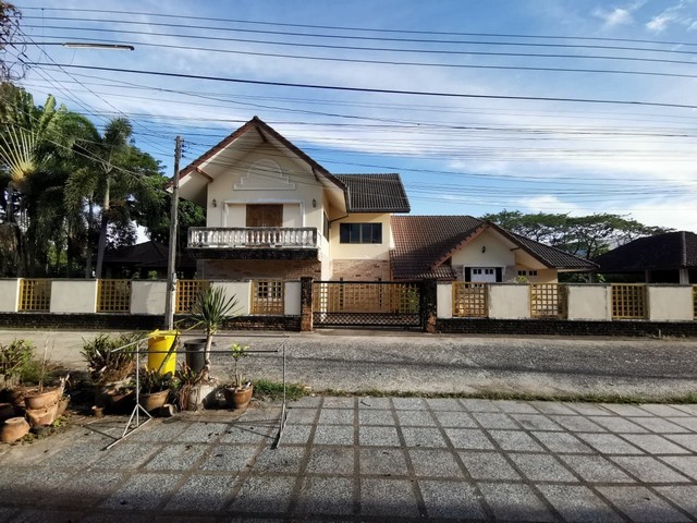  รหัสทรัพย์ (Code ID) :  PTT-26-C10283  ราคา  3,326,000 บาท (ราคาต่อรองได้) ▸ เนื้อที่ 149.40 ตารางวา (1 งาน / 49.40 ตร.ว) พื้นที่ใช้สอย 259.25 ตารางเมตร   ▸ - ห้องนอน - ห้องน้ำ    ▸ 1 ที่จอดรถ   บ้านเดี่ยวหันไปทางทิศ   พิกัดทรัพย์ :  https://maps.app.goo.gl/uNuin3KgYZW4QLRNA  สถานที่ใกล้เคียง ▸ใกล้เซ็นทรัล นครศรีธรรมราช ▸ใกล้โฮมโปร นครศรีธรรมราช ▸ใกล้โรงพยาบาลนครพัฒน์ ▸ใกล้โรงพยาบาลมหาราชนครศรีธรรมราช  สอบถามเพิ่มเติม / นัดชม โทร. 097-419-5982(พ