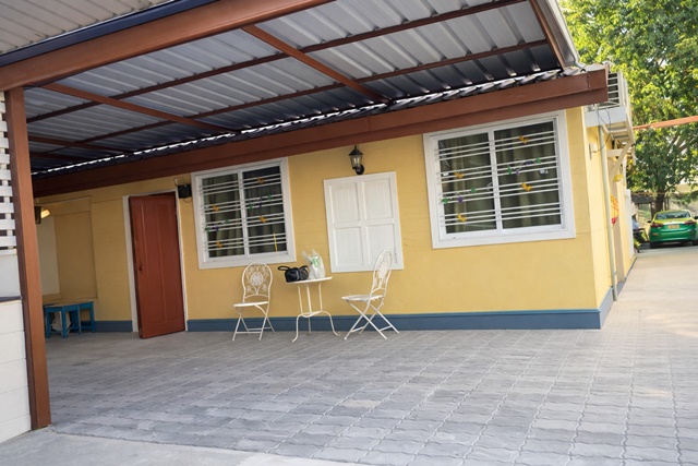 ถูกกว่าคอนโด ทำเลกรุงเทพกรีฑา 1-9 สนามกอล์ฟยูนิโก้แกรนด์ 2.2 กม.  บ้านเดี่ยวชั้นเดียวหลังมุม 2นอน 100 ตร.ม. 7,499-8,499B-M 2น้ำ ใกล้ตลาดมาร์เก็ตทูเดย์ หัวหมาก 400ม. เดินทางสะดวก พื้นที่ใช้สอยลงตัว เหมาะอยู่อาศัย ขนาดที่ดินและพื้นที่ใช้สอยระบุชัดเจนCheaper than a condo. on Krungthep Kreetha Soi1-9 Unico Grand Golf Course 2.2km. Single-storey corner 100sqm. house for rent 2beds 2baths 7,499-8,499B-M Located 400 meters from Market Today HuaMak. convenient access practical layout with clearly specified land and usable area sizes suitable for peaceful livingถนนกรุงเทพกรีฑา �