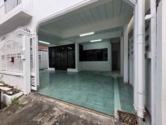 ให้เช่าบ้านเดี่ยว 2 ชั้น 260 ตร.ม. หมู่บ้านระเบียงทอง 4 ซอยนาคนิวาส 44 ลาดพร้าว เลียบด่วน *** ราคาเช่า 38,000 บาท/เดือนติดต่อ::  ชยา โทร/ID Line:: 0942823961   Link Line:: https://line.me/ti/p/3xFA1An8Kcรหัส# T26-420บ้านเดี่ยว 2 ชั้น หมู่บ้านระเบียงทอง 4 ซอยนาคนิวาส 44 ลาดพร้าว เลียบด่วน (ห่างปากซอย 130 m)• พื้นที่ใช้สอย 260 ตร.ม.• 5 ห้องนอน• 4 ห้องน้ำ• 2 ห้องโถงใหญ่  1 ห้องนั่งเล่น• 1 ห้องครัว 1 ห้องเก็บของ• 4 แอร์  2 เครื่องทำอุ่น 1 ปั้มน้ำ• �