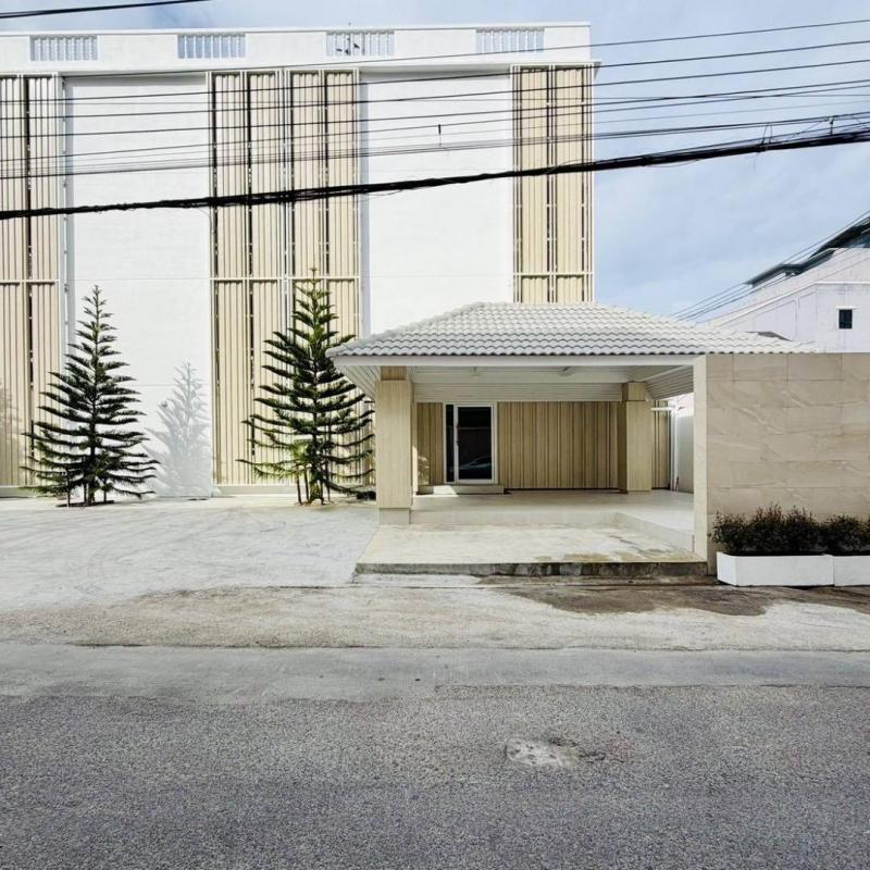 ให้เช่าพื้นที่ชั้น 1 **NEW ซอยปรีดีพนมยงค์ 14 ถนนสุขุมวิท 71 เหมาะทำหลากหลายกิจการ ใกล้ BTS พระโขนงติดต่อ : - คุณสราวุฒิ Tel. 0994108945Line :0994108945ให้เช่าพื้นที่เฉพาะชั้น 1 พื้นที่ใช้สอย 480 ตรม. ตกแต่งใหม่สวยเป็นห้องทำงานห้องน้ำชาย4ห้องห้องน้ำหญิง4ห้องห้องครัวมีที่จอดรถได้หลายคัน 7คันทำเลเด่น ใจกลางสุขุมวิท- ใกล้ทางด่วน- 20 นาทีถึงสนามบินสุวรรณภูมิ- ใกล้ BTS พระโขนง- ใกล้ รร.นานาชาติ St.Andrew