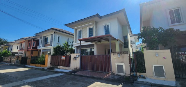 ม.พฤกษาวิลเลจ ซีนเนอรี่ 28 บางใหญ่ ซ.แก้วอินทร์ ถ.กาญจนาภิเษก ต.เสาธงหิน อ.บางใหญ่ จ.นนทบุรีรหัสทรัพย์ :16634ประเภท :บ้านเดี่ยว / บ้านแฝดโครงการ :ที่ตั้ง :ถ.กาญจนาภิเษก ต.เสาธงหิน อ.บางใหญ่ จ.นนทบุรีโซน :โซน Dเนื้อที่ :35.7 ตร.ว.พื้นที่ใช้สอย :120 ตร.ม.ห้องนอน :3 ห้องห้องน้ำ :2 ห้องห้องอื่น ๆ :ห้องจำนวนชั้น :2 ชั้นชั้นบน :ลามิเนตชั้นล่าง :กระเบื้องที่จอดรถ :3 คันเครื่องปรับอากาศ : 2  เครื่�