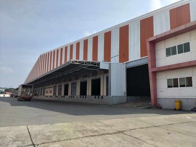 BST1055 ให้เช่าคลังสินค้า พื้นที่สีม่วง ใกล้ถนนบางนา-ตราด และถนนเทพารักษ์ บางพลี สมุทรปราการ เหมาะสำหรับคลังสินค้าและศูนย์โลจิสติกส์รายละเอียดทรัพย์คลังสินค้าให้เช่าขนาดใหญ่ ตั้งอยู่ในพื้นที่อุตสาหกรรมโซนสีม่วง ย่านบางนา-ตราด และถนนเทพารักษ์ จังหวัดสมุทรปราการ ทำเลเหมาะสำหรับธุรกิจคลังสินค้า ศูนย์กระจายสินค้า และธุรกิจโลจิสติกส์ ใกล้ทางด่วนและถนนส�