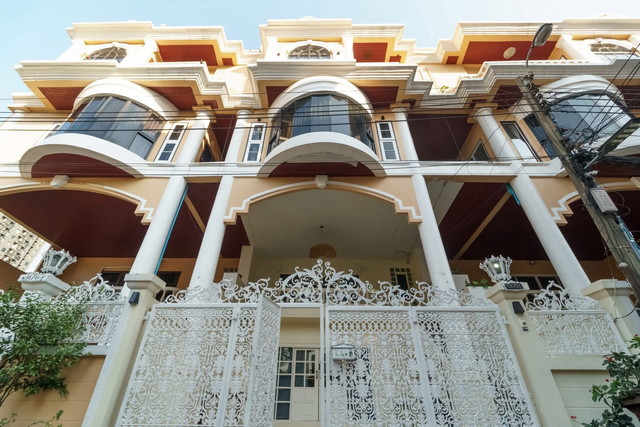 ปล่อยเช่าบ้านหรูใจกลางทองหล่อทาวน์โฮมหรู 5 ชั้น 5 ห้องนอน 5 ห้องน้ำ ใจกลางทองหล่อ ซอย 25 พร้อมดาดฟ้าส่วนตัว, เฟอร์นิเจอร์ครบครัน, พื้นที่ 400 ตรม., โต๊ะพูล, และทำเลเยี่ยมใกล้สิ่งอำนวยความสะดวกราคาเช่า พิเศษ 100,000บาท สัญญาเช่า 1 ปีแรกเข้าเงินประกัน 2 เดือน+ค่าเช่าล่วงหน้า 1 เดือน เฟอร์นิเจอร์: ครบครัน พร้อมเข้าอยู่ทันที ครัว: ตกแต่งครัวสไตล์โมเดิร์น พร้อมอุปกรณ์ครบครั�