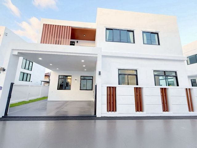 โซนแม่เหียะ ขาย 4.99 ล้าน 55 ตรว. บ้านใหม่ 2 ชั้น #สไตล์โมเดิร์น – #อ.เมืองเชียงใหม่ บ้านหลังใหญ่ ดีไซน์หรู พร้อมของแถมจัดเต็ม ทำเลดี ใกล้สนามบิน และสิ่งอำนวยความสะดวกครบครันรายละเอียดบ้านเนื้อที่ 55 ตร.วาพื้นที่ใช้สอย 230 ตร.ม.4 ห้องนอน | 5 ห้องน้ำที่จอดรถ 2 คันรายการของแถมสุดคุ้มฟรีค่าโอนมุ้งลวดทั้งหลังระบบท่อกำจัดปลวกมิเตอร์น้ำ + มิเตอร์ไฟชุดเคาน์เตอร์ครัว + ฮู้ดดู�