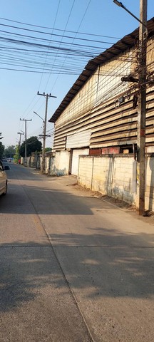 ขาย/ให้เช่าโรงงานขนาดรวม 3300 ตรม. มีใบรง.4 ต.ห้วยจระเข้ อ.เมือง จ.นครปฐมรหัสทรัพย์ : FSFR010(กรุณาใช้รหัสนี้ในการสอบถาม FSFR010)ขาย/ให้เช่าโรงงาน 3 อาคารเชื่อมต่อกันเนื้อที่ทั้งหมด 4-3-4 ไร่โรงงานขนาด 440 ตรม. 1 หลัง (20x22) โรงงานขนาด 1260 ตรม. 1 หลัง (30x42)โรงงานขนาด 1600 ตรม. 1 หลัง (20x80)ออฟฟิศชั้นเดียวขนาด 80 ตรม. (8x10)ผังเมืองสีชมพู มีใบรง.4 เกี่ยวกับการผลิตลวดไฟฟ้า 3 เฟส หม้อแปลง 500 KVA มีน้ำประปารถเทรลเล�