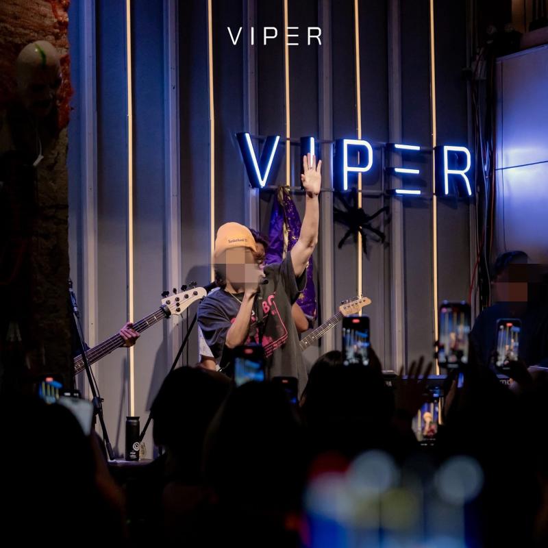 สนใจติดต่อ 065-365-4426Add Line : korni.asawaเซ้งบาร์ #ย่านสะพานควาย #ตึก4คูหา รองรับลูกค้าได้ถึง 200 ท่าน&nbsp;- ร้านอาหาร | บาร์ | ค็อกเทลบาร์ | ร้านดนตรีสด- พร้อม IG ,FB , TikTok : Viper BKK&nbsp;#ทำเลทอง โอกาสสำหรับใครที่กำลังมองหาโลเคชั่นเปิดร้าน สายกิน ดื่ม ฟังเพลงครบจบในที่เดียวเซ้งเพียง 1.xx ล้านบาท&nbsp;- มีเงินประกันอยู่ในสัญญาอีก 400,000 บาท- ตกแต่งพร้อมเปิดให้บริการทันที&nbsp;ขนาดร้าน : ตึกเเถว4คูหา-ชั้น 1เเละชั้