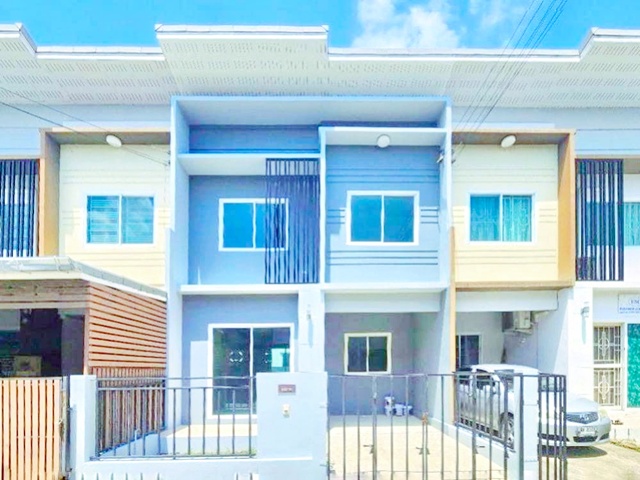 บางบัวทอง ลำโพ ทาวน์โฮม 2 ชั้นฟังก์ชัน 4 นอน 2 น้ำ ใกล้ รร.สารสาสน์วิเทศ บางบัวทอง 900 ม.และคลองบางไผ่  22 ตร.ว. 176 ตร.ม. 10,898 B-M. เหมาะอยู่อาศัย ทำเลดี ใกล้การไฟฟ้าบางบัวทอง 2.1 กม. แหล่งไลฟ์สไตล์ และการเดินทางสะดวก บรรยากาศเงียบสงบ  เป็นส่วนตัว ไม่แออัด ถนนกว้าง  เชื่อมต่อถนนหลัก และรถไฟฟ้า รองรับการเดินทางเข้าเมืองได้ง่าย เดอะ โมดิช BangBuaThong LamPho Two story townhome 4bed 2bath near Sarasas Witaed Bang Bua Thong School 900 m. and Khlong Bang