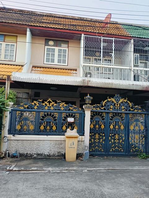  ให้เช่าทาวน์โฮม 2 ชั้น 4 ห้องนอน หมู่บ้านมหาวงษ์ 3 ซอยสุขุมวิท46 (ซอยภูมิจิตร) ใกล้ BTS พระโขนงติดต่อ:: ชยา โทร/ID Line:: 0942823961Link Line:: https://line.me/ti/p/3xFA1An8Kcรหัส# T26-431ทาวน์โฮม 2 ชั้น หมู่บ้านมหาวงษ์ 3 ซอยสุขุมวิท 46 (ซอยภูมิจิตร) ใกล้ BTSพระโขนง- เนื้อที่ 24 ตารางวา- 4 ห้องนอน (ข้างบน 3 ห้อง ข้างล่าง 1 ห้อง)- 2 ห้องน้ำ- 1 ห้องครัว- ห้องซักล้างหลังบ้าน 1 ห้อง- มีระเบียงหน้าบ้านชั้น 1 และระเบียงหลังบ้านชั้น 2- แอร์ 4 �