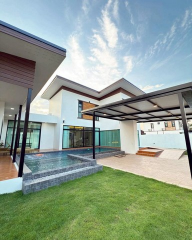 #โซนสันกำแพง ขาย 8.29 ล้าน พูลวิลล่าสวย #สไตล์โมเดิร์น สุดยอดทำเลทองกลางย่านเศรษฐกิจสันกำแพง เพียง 800 ม. จากข่วงสันกำแพง เดินทางสะดวกทุกเส้นทางรายละเอียดบ้านที่ดิน 102 ตร.ว.พื้นที่ใช้สอยกว้างขวาง4 ห้องนอน | 4 ห้องน้ำพูลวิลล่าหรูพร้อมเฟอร์นิเจอร์บิ้วอินพรีเมียมครบทุกฟังก์ชัน รองรับทุกไลฟ์สไตล์การอยู่อาศัยราคาขาย 8.29 ล้านบาทสิ่งอำนวยความสะดวกใกล้บ้านตลาด, 7-11, Lotus, �