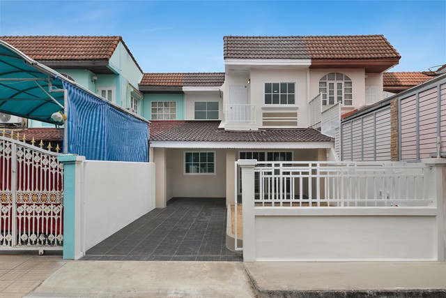 บ้านแฝด 2 ชั้น ขนาด 30 ตร.ว. พื้นที่ใช้สอยกว้าง ฟังก์ชั่นลงตัว ตรวจสอบโครงสร้างใหม่ เดินน้ำไฟใหม่ทั้งหลัง พร้อมสายดิน ปลอดภัยในการอยู่อาศัยหมู่บ้าน หมู่บ้านบัวทอง 2 บางใหญ่-เซ็นทรัลเวสท์เกต ใกล้ MRT คลองบางไผ่ สวยพร้อมอยู่ ทำเลดีซอยนี้น้ำไม่ท่วม!!!จุดเด่นทำเล*การเดินทางสะดวก: โครงการตั้งอยู่ใกล้ถนนกาญจนาภิเษก สามารถเข้าออกได้หลายเส้นทาง*ระบบขนส่งสาธารณะ: อย�