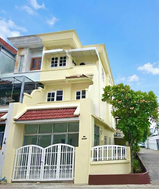 ถ.โชคชัย4 ซอย 68-74  ทาวน์โฮม 3ชั้น หลังมุม 4นอน MRT ลาดพร้าว 71 800 ม. ตลาดโชคชัย 4 700 ม. 3น้ำ 36ตร.ว. 244 ตร.ม. เหมาะอยู่อาศัยและทำโฮมออฟฟิศ 24,999 B-M 6.49 ล้านบาทChokchai 4 Road Soi 68-74 3-storey corner townhouse 4beds MRT Ladprao71 800m. Chokchai4 Market 700m. 3baths near MRT Yellow Line 36sq.wah 244sq.m suitable for residence and home office  24,999 B-M 6.49 million bahtถนนโชคชัย 4 ซอย 68-74 แขวงลาดพร้าว เขตลาดพร้าว กรุงเทพมหานครขนาด 36 ตร.ว. 244 ตร.ม.Land size 36 sq.wah 244 sq.mทาวน์โฮม 3 ชั้น หลังมุม พื้นที่ขนาดใหญ่พิเศษ โฉนด 2 ใบ ได้พื้นที่ใช้สอยเต�