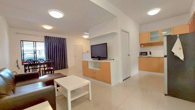 AOM 2667ให้เช่าทาวน์เฮ้าส์​2​ชั้นในหมู่บ้านเดอะคอนเนกพัฒนาการ 383ห้องนอน 2 ห้องน้ำ พท 21 ตรว 120 ตรมพร้อมเฟอร์นิเจอร์และครัวบิ้วอินเตียงตู้โต๊ะเครื่องแป้ง โซฟา โต๊ะอาหารเครื่องใช้ไฟฟ้า​ สมาร์ททีวี​ ตู้เย็น​ เครื่องซักผ้า​ เครื่องทำน้ำอุ่น​ ไมโครเวฟ เตาและซิงก์แอร์ 3 ห้องนอนและโถงล่างจอดรถในบ้านได้ 2 คัน หน้าโครงการมีร้านค้าร้านอาหาร เฟอร์และเครื่องใช้ไฟฟ้าค่า�