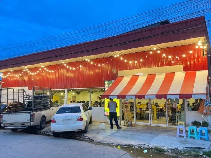 สนใจติดต่อโทร 089-498-7767เซ้งด่วนน ร้านชาบู&nbsp; #พร้อมแบรนด์ #สมุทรสาคร&nbsp; #ใกล้โลตัส&nbsp;#ที่จอดรถเยอะ&nbsp; พื้นที่โดยรอบเป็นชุมชน- ขนาด 120 ตรม.(ไม่รวมที่จอดรถ)- มีฐานลูกค้ากลุ่มครอบครัว คนทำงาน นักศึกษา ที่มีกำลังซื้อ&nbsp;เซ้งรวมแบรนด์ 750,000 บาท&nbsp;- ระบบงานพร้อมทีมสอน- พร้อมพนักงานคุณภาพ- ซัพพลายเออร์วัตถุดิบทุกอย่าง&nbsp;พร้อมอุปกรณ์ #พร้อมดำเนินธุรกิจต่อได้เลย- แอร์ 36000 BTU 4 ตัว- แอร�