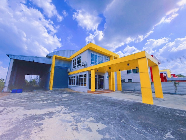 BST1054 ขายโรงงานพร้อมออฟฟิศ 2 ชั้น บางเลน นครปฐม พื้นที่ 2 ไร่ รองรับการผลิตอาหารและเครื่องสำอาง มาตรฐาน อย.ราคา 25,000,000 บาทรายละเอียดทรัพย์โรงงานพร้อมออฟฟิศ ตั้งอยู่ในพื้นที่นราภิรมย์ อำเภอบางเลน จังหวัด Nakhon Pathom บนที่ดินขนาด 2 ไร่ สภาพดี พร้อมใช้งานทันที เหมาะสำหรับธุรกิจอุตสาหกรรมขนาดเล็กถึงกลาง โดยเฉพาะธุรกิจอาหาร อาหารเสริม และเครื่องสำอางที่ต้องการโรงงานได�