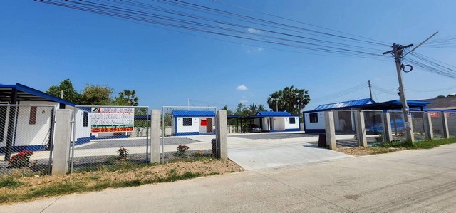 ให้เช่า บ้านน็อกดาวน์สร้างใหม่ สไตล์โมเดิร์น ทำเลดี ซอยบ้านหม้อ 3/1 จ.เพชรบุรีรหัสทรัพย์ :16590ประเภท :บ้านเดี่ยว / บ้านแฝดโครงการ :ซอยบ้านหม้อ 3/1 จ.เพชรบุรีที่ตั้ง :ต.บ้านหม้อ อ.เมือง จ.เพชรบุรีโซน :ต่างจังหวัดเนื้อที่ :ตร.ว.พื้นที่ใช้สอย :35 ตร.ม.[ปล่อยเช่า] บ้านน็อกดาวน์สร้างใหม่ สไตล์โมเดิร์น ทำเลดี @ซอยบ้านหม้อ 3/1 จ.เพชรบุรีให้ความเป็นส่วนตัว ตอบโจทย์คนรักความสงบ บ้า�