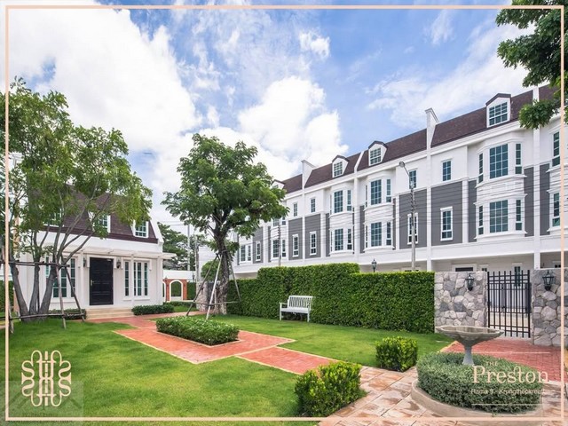 ขายทาวน์โฮม 3 ชั้น The Preston Townhome (พระราม9 – ศรีนครินทร์) กรุงเทพกรีฑาซอย 7 แปลงมุมหลังใหญ่ที่สุดในโครงการ*** ราคาขาย 5.99 ล้านบาท ค่าโอนคนละครึ่งติดต่อ::  ชยา โทร/ID Line:: 0942823961   Link Line:: https://line.me/ti/p/3xFA1An8Kcรหัส # T26-514ทาวน์โฮม 3 ชั้น The Preston Townhome (พระราม9 – ศรีนครินทร์) กรุงเทพกรีฑา7 • ทำเลศักยภาพ เชื่อมต่อเมืองง่าย ใกล้รถไฟฟ้าและทางด่วน เหมาะทั้ง อยู่อาศัย หรือทำ Home Office / ธุรกิจ• แปลงมุมหลังใหญ่ที่สุดในโค�