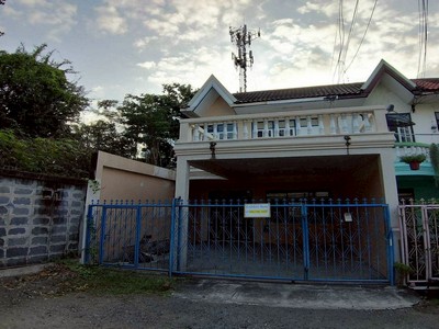 ทาว์นเฮาส์ ซอยวัดวังหิน ใจกลางเมืองศรีราชา เดินทางสะดวกสบาย เข้าออกง่าย ปากซอยวัดวังหิน ห่างจากสุขุมวิทเพียง 50 เมตร.TPI-2971.ที่ตั้ง : ซอยวังหิน ศรีราชา (วังหิน ซอย ก.) ต.สุรศักดิ์ อ.ศรีราชา จ.ชลบุรีGoogle Maps : https://maps.app.goo.gl/XJ3BbsVGYXBSucVJ9 (13.17323, 100.93219).รายละเอียดอาคาร- พื้นที่ 19 ตารางวา- พื้นที่ใช้สอยประมาณ 130 ตารางเมตร- ทาว์นเฮาส์ 2 ชั้น ห้องสุดท้าย- 3 ห้องนอน 2 ห้องน้ำ.- การเดินทางสะดวก ใกล้แหล่งช�