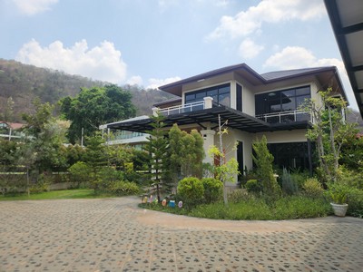 ขายบ้านพักตากอากาศหรู เขาใหญ่ พญาเย็น วิวภูเขา | ที่ดิน 300 ตร.วา 3 อาคาร พร้อมสระว่ายน้ำ เฟอร์นิเจอร์ครบ ใกล้ถนนมิตรภาพ.TPI-2967.บ้านพักตากอากาศบนเนินธรรมชาติ โซนพญาเย็น–เขาใหญ่ เปิดวิวภูเขาได้ทั้งหน้าและหลัง ออกแบบ 3 อาคาร แยกฟังก์ชันชัด Fully Furnished พร้อมอยู่ บ้านโปร่ง อากาศดี มีสระว่ายน้ำ สวน และโซนรับรองแขก เหมาะทั้งพักผ่อนจริงและต่อยอดสร้างรายได้ในโซนท่องเที่ยว