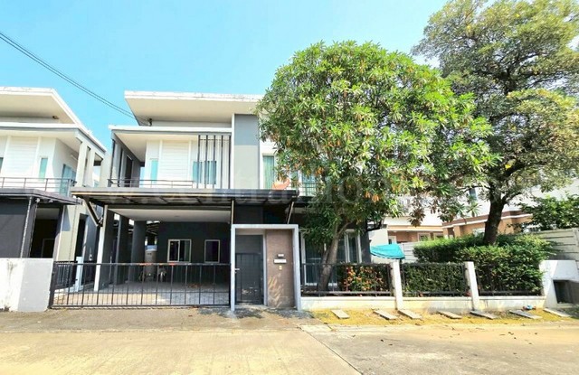 รหัสทรัพย์ : 6994บ้านเดี่ยว คาซ่า ซิตี้ ดอนเมือง หลังริม ต้นโครงการ ตกแต่งสวย พร้อมอยู่ที่ตั้ง :&nbsp;ถนนเทิดราชัน แขวงสีกัน เขตดอนเมือง กรุงเทพมหานคร 10210รายละเอียดทรัพย์- บ้านเดี่ยว 2 ชั้น ขนาดเนื้อที่ 50.5 ตารางวา พื้นที่ใช้สอย&nbsp;220 ตารางเมตร- 4&nbsp;ห้องนอน, 3&nbsp;ห้องน้ำ, 1 ห้องทำงาน, 1 ห้องครัว,&nbsp;2&nbsp;ที่จอดรถ- เฟอร์นิเจอร์บิวท์อิน (Built-in) ทั้งหลัง และเคาน์เตอร์ครัวบิวท์อินสวยงาม- เค�