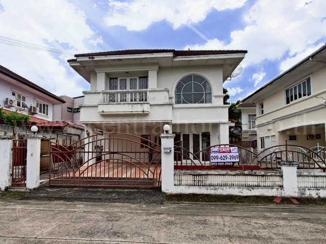 รหัสทรัพย์ : N0515บ้านเดี่ยว มัณฑนา พระยาสุเรนทร์ 26 รามอินทรา 109ที่ตั้ง :&nbsp;ถนนพระยาสุเรนทร์ 26&nbsp;แขวงบางชัน เขตคลองสามวา กรุงเทพมหานคร 10510รายละเอียด- บ้านเดี่ยว 2 ชั้น&nbsp;เนื้อที่ 69.8 ตารางวา พื้นที่ใช้สอย 150 ตารางเมตร- 3&nbsp;ห้องนอน, 3&nbsp;ห้องน้ำ, 1 ห้องรับแขก,&nbsp;1&nbsp;ห้องครัว, 2&nbsp;ที่จอดรถ- พื้นชั้นบนปาร์เก้, พื้นชั้นล่างหินอ่อน- หน้าบ้านหันทางทิศใต้สิ่งอำนวยความสะดวก- ระบบรักษาควา�