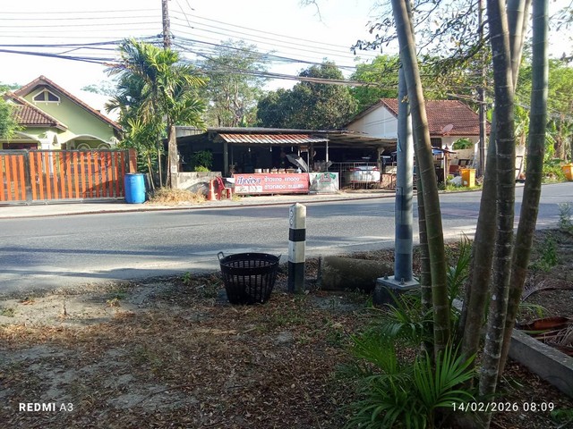 #ขายบ้านพร้อมที่ดินติดถนนเส้นไม้ขาว อำเภอถลาง จังหวัดภูเก็ต เนื้อที่ 100 ตารางวา#รายละเอียดและที่ตั้งทรัพย์-บ้านพร้อมที่ดินเนื้อที่ 100 ตารางวา หน้ากว้าง 14.5 เมตรลึก 26 เมตร-จำนวน 4 ห้องนอน 2 ห้องน้ำ-ตั้งอยู่ติดถนนเส้นไม้ขาว ตำบลไม้ขาว อำเภอถลาง จังหวัดภูเก็ต-อยู่ก่อนถึงทางแยกไปสวนน้ำ splash jungle -ใกล้เซเว่นอีเลฟเว่น ท็อปและโลตัสเพียง 150 เมตร#ทำเลดีติดถนนเหมาะสำหรับทำ�