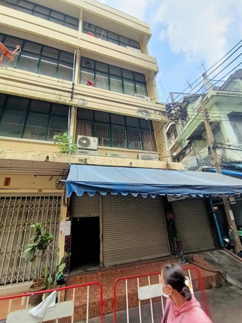  ขายและให้เช่าอาคารพาณิชย์5ชั้น เจริญกรุง ซอย6 ทำเลดี ใกล้MRT สามยอด 500เมตรเหมาะแก่การค้าขายหรือทำ ร้านอาหาร,Hostel,Airbnb,Cafeสนใจติดต่อ : คุณสราวุฒิ Tel. 0994108945Line : 0994108945ขาย 6,900,000 บาท พร้อมโอนค่าเช่า 45,000/ต่อเดือน จ่ายรายปีต่อรองได้ล่วงหน้า1เดือน ประกัน3เดือน สัญญา 1-2 ปีที่ตั้ง ซอยเจริญกรุง6 ถ. ทรัพย์สิน แขวงวังบูรพาภิรมย์ เขตพระนคร กรุงเทพมหานคร 10200PL. Real Estate Brokerhttp://www.kaibaanteedin.comบริการรับฝากเช่า/ขา