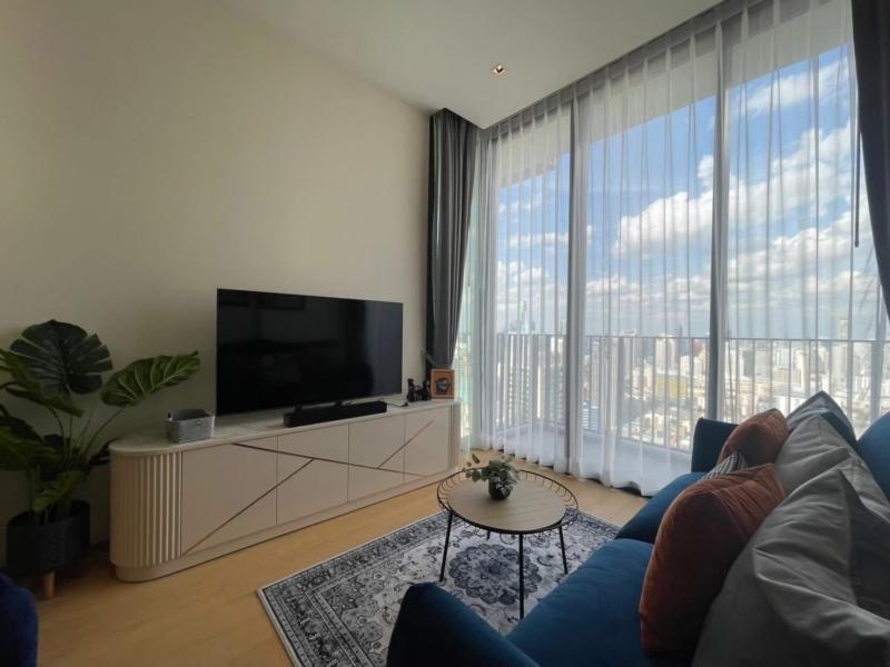 28 Chidlom Beautiful View Convenient Comfortable 38th Floor BTS Chidlom***Property Sales/Rental Services and Consultation Available. Contact Us Anytime.***For more details, photos, or to schedule a viewing, contact Ekachai (Aui):T. 089-799-5598Line ID: @auiauiaui001 (Add @ at the beginning)Room Type: 1 Bedroom, 1 BathroomSize: 43.85 sq m, 38th FloorClean, beautifully decorated, ready to move in.Details--------------------------------------------------------------Rental Price: 50,000 THB/month--------------------------------------------------------------*Nearby Landmarks (Information from Google Map)1. Central Embassy Shopping Mall2. Central Chidlom Shopping Mall3. BTS Ploenchit4. BTS Chidlom5. All Seasons Tower--------------------------------------------------------------Rental Conditions1-year lease agreement1 month advance rent, 2 months security deposit.