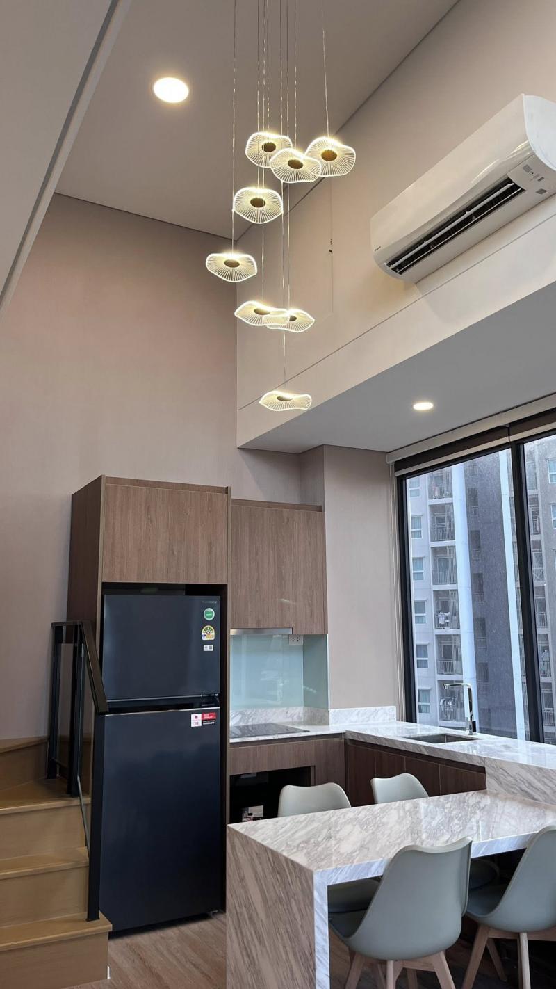 BH3950 ให้เช่าคอนโด Duplex พระราม 9 โครงการ Landmark @ MRTA Station Siamese Rama 9 ใกล้ MRT ห้วยขวาง พร้อมอยู่ติดต่อ Agent คุณบัว (Bua)Tel: 093-646-4597 LINE ID: Bua093ราคาเช่า 42,000 บาทต่อเดือนรายละเอียดทรัพย์คอนโดแบบ Duplex 2 ชั้น ในโครงการ Landmark @ MRTA Station Siamese Rama 9 ตั้งอยู่ในย่านพระราม 9 – รัชดา ซึ่งเป็น New CBD ของกรุงเทพฯ ใกล้รถไฟฟ้าและแหล่งงานจำนวนมาก เหมาะสำหรับคนทำงานและชาวต่างชาติห้องตกแต่งครบ พร้อมเครื่องใช้ไฟฟ้า เข้าอยู่ได้ทันที �