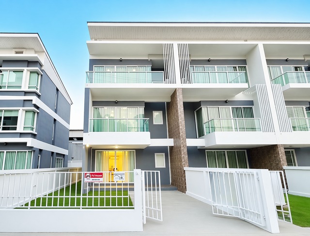 ซีคอนสแควร์ ศรีนครินทร์ใกล้ MRT ศรีนครินทร์38 1.2กม. ถ.อ่อนนุช50-54   ทาวน์โฮม 3 ชั้น 3 นอน 4 น้ำ สไตล์โมเดิร์น แต่งครบ 27ตร.ว. 320ตร.ม. 34,999 B-M.  ฟังก์ชันครบ เหมาะอยู่อาศัย หรือโฮมออฟฟิศ ใกล้แหล่งไลฟ์สไตล์ ซีคอนสแควร์ ศรีนครินทร์ 1.5 กม.และการเดินทางสะดวกSeacon Square Srinakarin 1.5 km. 3story townhome 3bed Onnut Rd 50-54 near MRT Srinakarin38 1.2km. 4bath modern style fully furnished land size 27sq.wa. usable area 320sq.m. rental price 34,999 B-M. Seacon located in On Nut Srinakarin area suitable for residence or home office close to  and convenient transportationถ.อ่อนนุช50-54 ศรีนค�