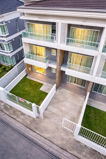 ถ.อ่อนนุช50-54   ใกล้ MRT ศรีนครินทร์38 1.2กม. ทาวน์โฮม 3 ชั้น 3 นอน 4 น้ำ สไตล์โมเดิร์น แต่งครบ 27ตร.ว. 320ตร.ม. 35,999 B-M. ซีคอนสแควร์ ศรีนครินทร์ ฟังก์ชันครบ เหมาะอยู่อาศัย หรือโฮมออฟฟิศ ใกล้แหล่งไลฟ์สไตล์ ซีคอนสแควร์ ศรีนครินทร์ 1.5 กม.และการเดินทางสะดวกOnnut Rd 50-54 near MRT Srinakarin38 1.2km. 3story townhome 3bed 4bath modern style fully furnished land size 27sq.wa. usable area 320sq.m. rental price 35,999 B-M. Seacon located in On Nut Srinakarin area suitable for residence or home office close to Seacon Square Srinakarin 1.5 km. and convenient transportationถ.อ่อนนุช50-54 ศรีนค�